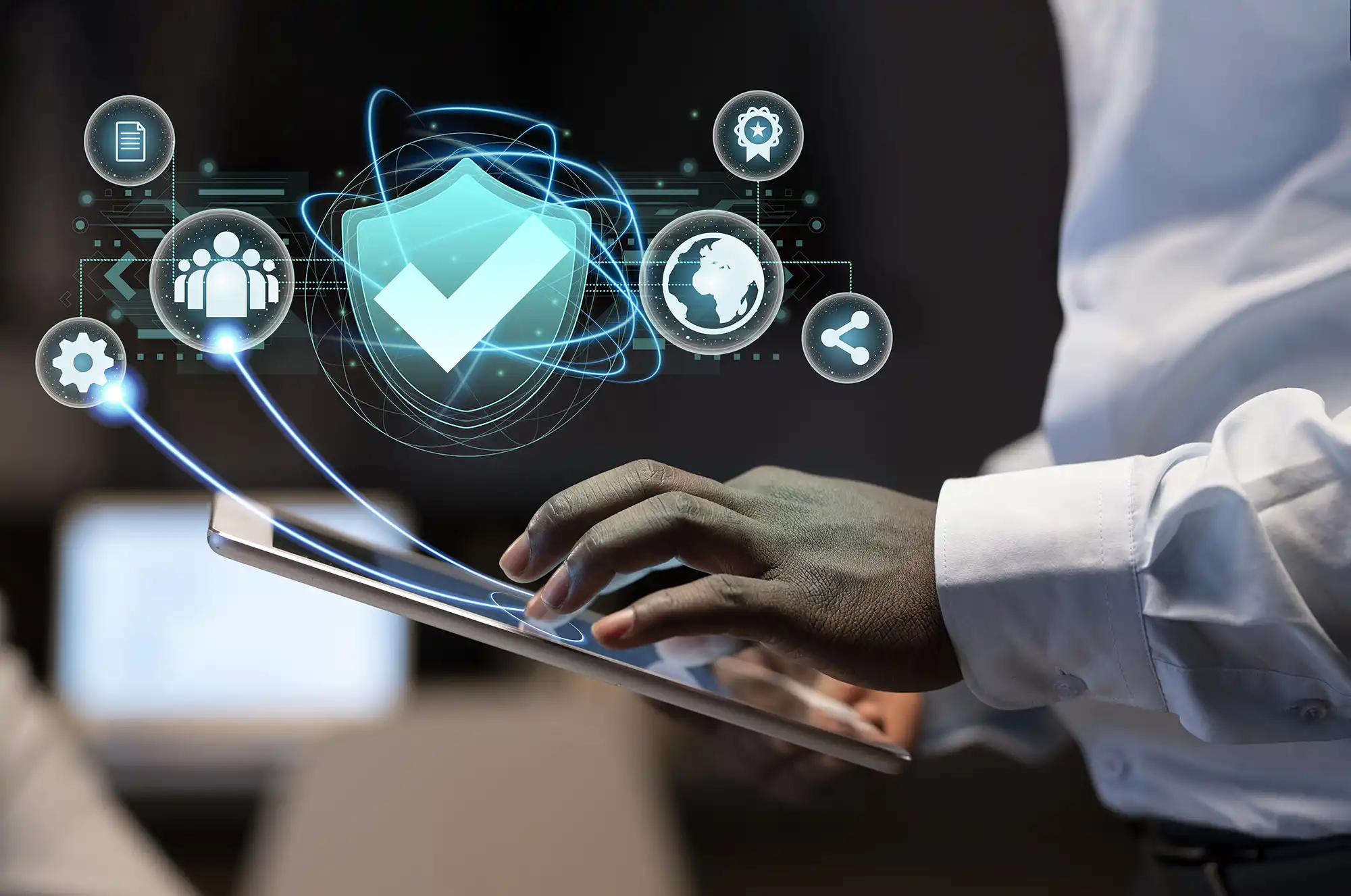 persona trabajando en seguridad informática